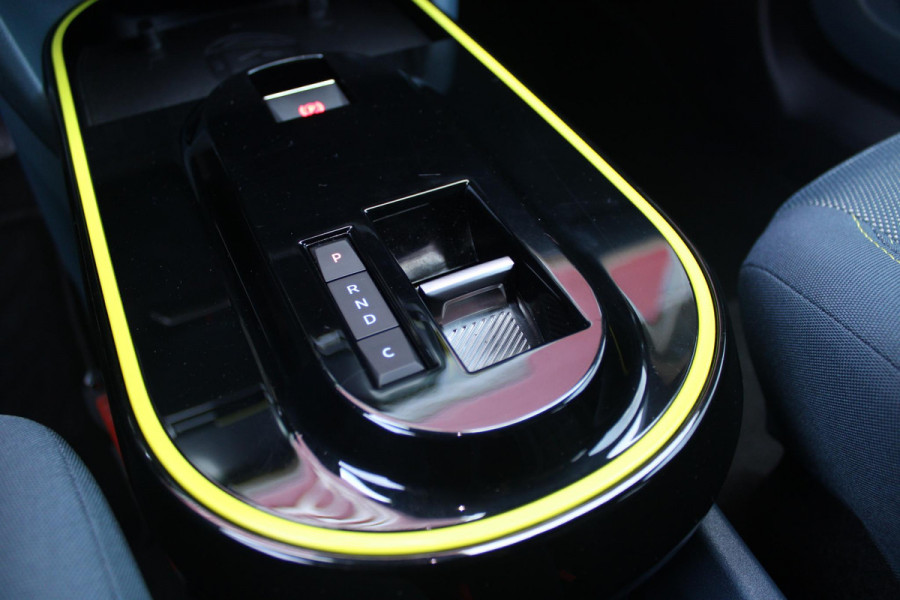 Fiat Grande Panda LA PRIMA 113PK 11 kW 44 kWh | DRAADLOZE APPLE CARPLAY/ANDROID AUTO | NAVIGATIE | ACHTERUITRIJCAMERA | PARKEERSENSOREN VOOR + ACHTER | DRAADLOZE TELEFOONLADER | LED KOPLAMPEN | CLIMATE CONTROL | 3-FASE | 17" LICHTMETALEN VELGEN | PRIVACY GLASS | ACHTERSPOILER |