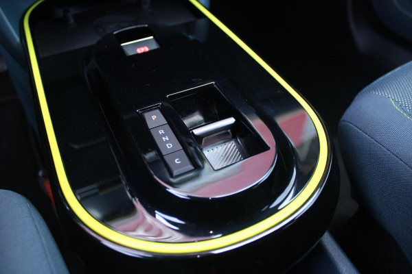 Fiat Grande Panda LA PRIMA 113PK 11 kW 44 kWh | DRAADLOZE APPLE CARPLAY/ANDROID AUTO | NAVIGATIE | ACHTERUITRIJCAMERA | PARKEERSENSOREN VOOR + ACHTER | DRAADLOZE TELEFOONLADER | LED KOPLAMPEN | CLIMATE CONTROL | 3-FASE | 17" LICHTMETALEN VELGEN | PRIVACY GLASS | ACHTERSPOILER |