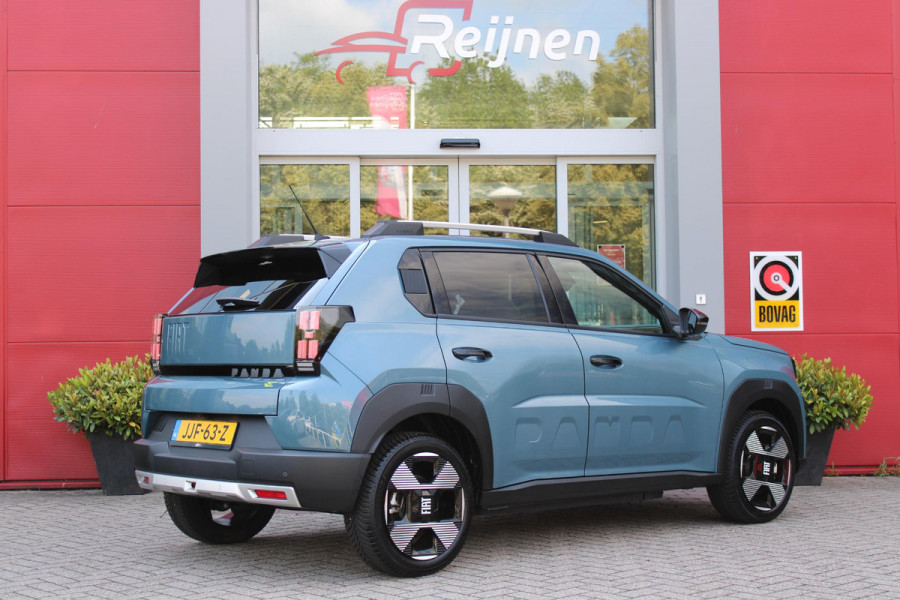 Fiat Grande Panda LA PRIMA 113PK 11 kW 44 kWh | DRAADLOZE APPLE CARPLAY/ANDROID AUTO | NAVIGATIE | ACHTERUITRIJCAMERA | PARKEERSENSOREN VOOR + ACHTER | DRAADLOZE TELEFOONLADER | LED KOPLAMPEN | CLIMATE CONTROL | 3-FASE | 17" LICHTMETALEN VELGEN | PRIVACY GLASS | ACHTERSPOILER |