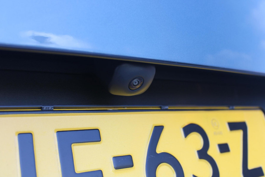 Fiat Grande Panda LA PRIMA 113PK 11 kW 44 kWh | DRAADLOZE APPLE CARPLAY/ANDROID AUTO | NAVIGATIE | ACHTERUITRIJCAMERA | PARKEERSENSOREN VOOR + ACHTER | DRAADLOZE TELEFOONLADER | LED KOPLAMPEN | CLIMATE CONTROL | 3-FASE | 17" LICHTMETALEN VELGEN | PRIVACY GLASS | ACHTERSPOILER |