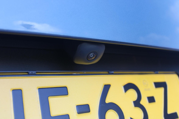 Fiat Grande Panda LA PRIMA 113PK 11 kW 44 kWh | DRAADLOZE APPLE CARPLAY/ANDROID AUTO | NAVIGATIE | ACHTERUITRIJCAMERA | PARKEERSENSOREN VOOR + ACHTER | DRAADLOZE TELEFOONLADER | LED KOPLAMPEN | CLIMATE CONTROL | 3-FASE | 17" LICHTMETALEN VELGEN | PRIVACY GLASS | ACHTERSPOILER |