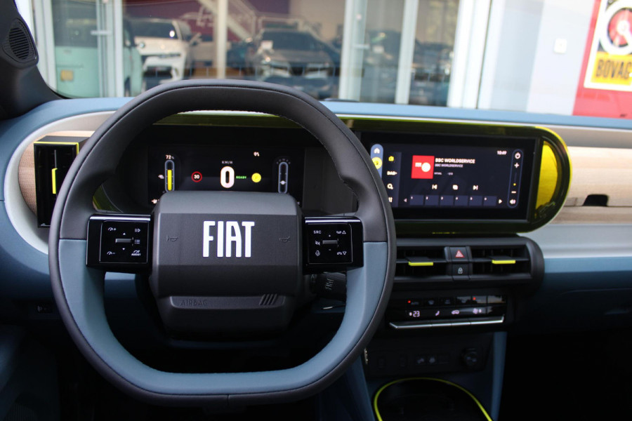 Fiat Grande Panda LA PRIMA 113PK 11 kW 44 kWh | DRAADLOZE APPLE CARPLAY/ANDROID AUTO | NAVIGATIE | ACHTERUITRIJCAMERA | PARKEERSENSOREN VOOR + ACHTER | DRAADLOZE TELEFOONLADER | LED KOPLAMPEN | CLIMATE CONTROL | 3-FASE | 17" LICHTMETALEN VELGEN | PRIVACY GLASS | ACHTERSPOILER |