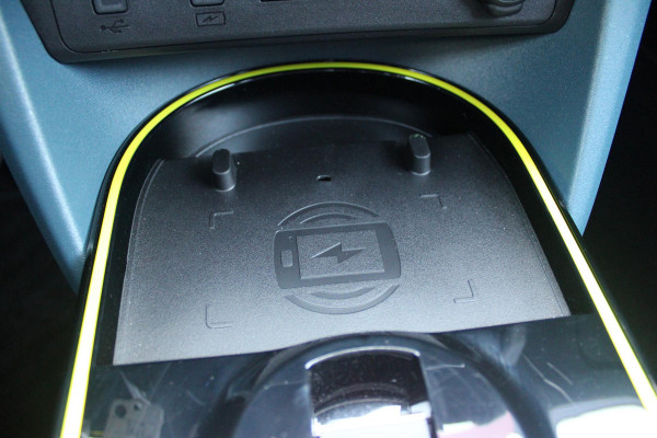 Fiat Grande Panda LA PRIMA 113PK 11 kW 44 kWh | DRAADLOZE APPLE CARPLAY/ANDROID AUTO | NAVIGATIE | ACHTERUITRIJCAMERA | PARKEERSENSOREN VOOR + ACHTER | DRAADLOZE TELEFOONLADER | LED KOPLAMPEN | CLIMATE CONTROL | 3-FASE | 17" LICHTMETALEN VELGEN | PRIVACY GLASS | ACHTERSPOILER |