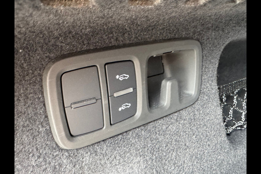 Audi Q8 55 TFSI quattro * S-line * Panoramadak * Dealer onderh. *