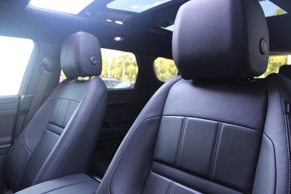 Land Rover Range Rover Evoque 1.5 P300e AWD 254PK R-DYNAMIC HSE | PANORAMISCH SCHUIF / KANTELDAK | ELEKTRISCH VERSTELBARE VOORSTOELEN / BESTUURDERSTOEL MET GEHEUGEN | LEDEREN BEKLEDING | VOORSTOELEN  VERWARMBAAR | 20" LICHTMETALEN VELGEN | KEYLESS ENTRY / START | DODEHOEK DETECTIE | EXTRA GETINTE ACHTERRUITEN | FULL LED KOPLAMPEN | LED ACHTERLICHTEN | ADAPTIVE CRUISE CONTROL | APPLE CARPLAY | ACHTERKLEP ELEKTRISCH BEDIENBAAR | MERIDIAN PREMIUM AUDIO SYSTEEM | RODE REMKLAUWEN |