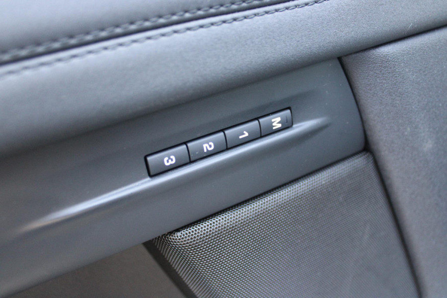 Land Rover Range Rover Evoque 1.5 P300e AWD 254PK R-DYNAMIC HSE | PANORAMISCH SCHUIF / KANTELDAK | ELEKTRISCH VERSTELBARE VOORSTOELEN / BESTUURDERSTOEL MET GEHEUGEN | LEDEREN BEKLEDING | VOORSTOELEN  VERWARMBAAR | 20" LICHTMETALEN VELGEN | KEYLESS ENTRY / START | DODEHOEK DETECTIE | EXTRA GETINTE ACHTERRUITEN | FULL LED KOPLAMPEN | LED ACHTERLICHTEN | ADAPTIVE CRUISE CONTROL | APPLE CARPLAY | ACHTERKLEP ELEKTRISCH BEDIENBAAR | MERIDIAN PREMIUM AUDIO SYSTEEM | RODE REMKLAUWEN |