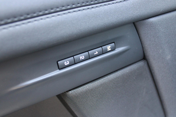 Land Rover Range Rover Evoque 1.5 P300e AWD 254PK R-DYNAMIC HSE | PANORAMISCH SCHUIF / KANTELDAK | ELEKTRISCH VERSTELBARE VOORSTOELEN / BESTUURDERSTOEL MET GEHEUGEN | LEDEREN BEKLEDING | VOORSTOELEN  VERWARMBAAR | 20" LICHTMETALEN VELGEN | KEYLESS ENTRY / START | DODEHOEK DETECTIE | EXTRA GETINTE ACHTERRUITEN | FULL LED KOPLAMPEN | LED ACHTERLICHTEN | ADAPTIVE CRUISE CONTROL | APPLE CARPLAY | ACHTERKLEP ELEKTRISCH BEDIENBAAR | MERIDIAN PREMIUM AUDIO SYSTEEM | RODE REMKLAUWEN |