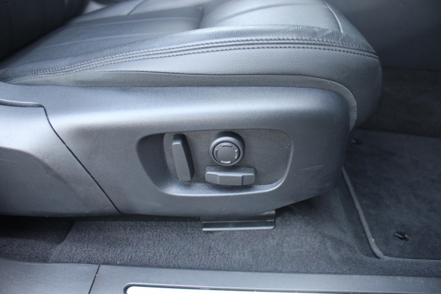 Land Rover Range Rover Evoque 1.5 P300e AWD 254PK R-DYNAMIC HSE | PANORAMISCH SCHUIF / KANTELDAK | ELEKTRISCH VERSTELBARE VOORSTOELEN / BESTUURDERSTOEL MET GEHEUGEN | LEDEREN BEKLEDING | VOORSTOELEN  VERWARMBAAR | 20" LICHTMETALEN VELGEN | KEYLESS ENTRY / START | DODEHOEK DETECTIE | EXTRA GETINTE ACHTERRUITEN | FULL LED KOPLAMPEN | LED ACHTERLICHTEN | ADAPTIVE CRUISE CONTROL | APPLE CARPLAY | ACHTERKLEP ELEKTRISCH BEDIENBAAR | MERIDIAN PREMIUM AUDIO SYSTEEM | RODE REMKLAUWEN |