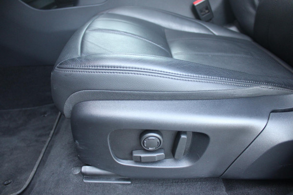 Land Rover Range Rover Evoque 1.5 P300e AWD 254PK R-DYNAMIC HSE | PANORAMISCH SCHUIF / KANTELDAK | ELEKTRISCH VERSTELBARE VOORSTOELEN / BESTUURDERSTOEL MET GEHEUGEN | LEDEREN BEKLEDING | VOORSTOELEN  VERWARMBAAR | 20" LICHTMETALEN VELGEN | KEYLESS ENTRY / START | DODEHOEK DETECTIE | EXTRA GETINTE ACHTERRUITEN | FULL LED KOPLAMPEN | LED ACHTERLICHTEN | ADAPTIVE CRUISE CONTROL | APPLE CARPLAY | ACHTERKLEP ELEKTRISCH BEDIENBAAR | MERIDIAN PREMIUM AUDIO SYSTEEM | RODE REMKLAUWEN |