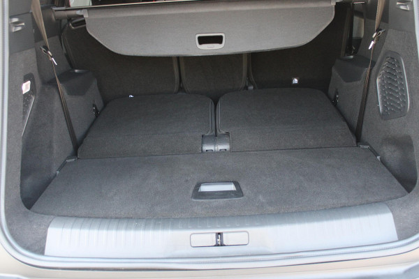 Peugeot 5008 1.2 Hybrid 145PK ALLURE 7p | 360° VISION & DRIVE ASSIST PACK: ANTI DIEFSTAL ALARM MET SUPERVERGRENDELING/VERWARMBAAR VOLLEDEREN STUURWIEL/VISEOPARK 360° HD CAMERA'S MET PARKEERHULP VOOR, BUITENSPIEGELS MET KANTELFUNCTIE BIJ HET ACHTERUITRIJDEN/ADAPTIVE CRUISE CONTROL MET STOP & GO FUNCTIE, REAR CROSS TRAFFIC ALERT, LANE CHANGE ASSIST, DODEHOEK DETECTIE, GROOTLICHT ASSISTENT | PANORAMIC NAVIGATION PACK: PEUGEOT PANORAMIC i-COCKPIT MET GEBOGEN EN ZWEVEND HD SCHERM/PEUGEOT 3D NAVIGATIE/SPRAAKHERKENNING/3-USB AANSLUITINGEN/DRAADLOZE TELEFOONLADER | SEAT PACK: AGR STOEL MET
