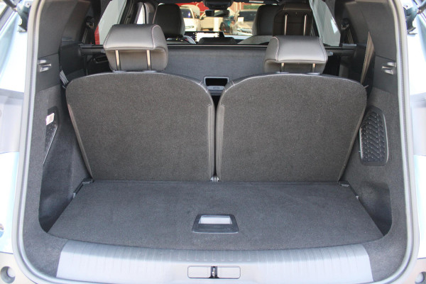 Peugeot 5008 1.2 Hybrid 145PK ALLURE 7p | 360° VISION & DRIVE ASSIST PACK: ANTI DIEFSTAL ALARM MET SUPERVERGRENDELING/VERWARMBAAR VOLLEDEREN STUURWIEL/VISEOPARK 360° HD CAMERA'S MET PARKEERHULP VOOR, BUITENSPIEGELS MET KANTELFUNCTIE BIJ HET ACHTERUITRIJDEN/ADAPTIVE CRUISE CONTROL MET STOP & GO FUNCTIE, REAR CROSS TRAFFIC ALERT, LANE CHANGE ASSIST, DODEHOEK DETECTIE, GROOTLICHT ASSISTENT | PANORAMIC NAVIGATION PACK: PEUGEOT PANORAMIC i-COCKPIT MET GEBOGEN EN ZWEVEND HD SCHERM/PEUGEOT 3D NAVIGATIE/SPRAAKHERKENNING/3-USB AANSLUITINGEN/DRAADLOZE TELEFOONLADER | SEAT PACK: AGR STOEL MET