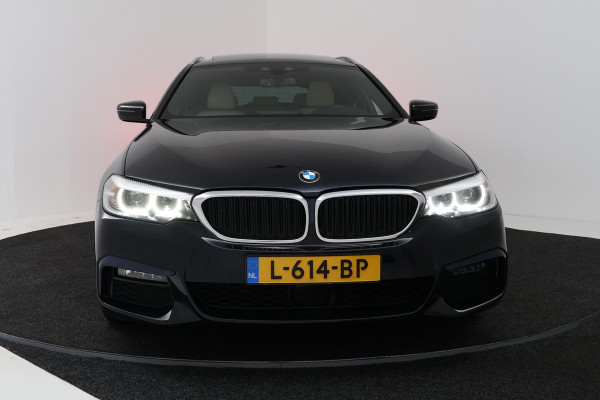 BMW 5 Serie Touring 540i xDrive High Executive (PANORAMADAK, ADAPTIEVE CRUISE, SFEERVERLICHTING, DEALER ONDERHOUDEN)