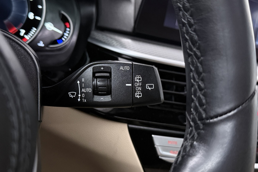 BMW 5 Serie Touring 540i xDrive High Executive (PANORAMADAK, ADAPTIEVE CRUISE, SFEERVERLICHTING, DEALER ONDERHOUDEN)