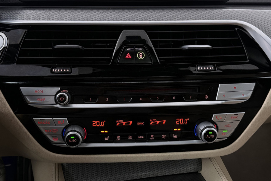 BMW 5 Serie Touring 540i xDrive High Executive (PANORAMADAK, ADAPTIEVE CRUISE, SFEERVERLICHTING, DEALER ONDERHOUDEN)