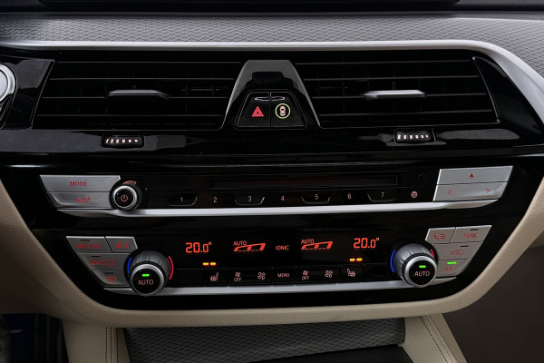 BMW 5 Serie Touring 540i xDrive High Executive (PANORAMADAK, ADAPTIEVE CRUISE, SFEERVERLICHTING, DEALER ONDERHOUDEN)