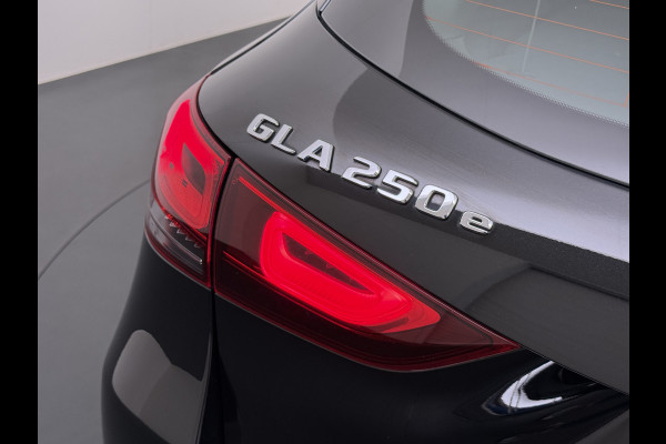 Mercedes-Benz GLA 250e 218PK Hybride Leder+Massage+Verwarming Camera Adap.Cruise Apple Carplay Android Auto Navi Ecc Business Solution Luxury Blind Spot Warning Led Pdc Lmv 18" DAB Bluetooth Elek.Achterklep Isofix