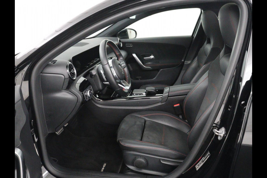 Mercedes-Benz A-Klasse 180 Business Solution AMG | Panoramadak | Carplay | Cruise control | Climate control | DAB+ | Navigatie | Bluetooth | Stoelverwarming | Park assist