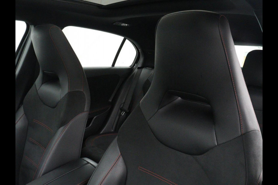 Mercedes-Benz A-Klasse 180 Business Solution AMG | Panoramadak | Carplay | Cruise control | Climate control | DAB+ | Navigatie | Bluetooth | Stoelverwarming | Park assist