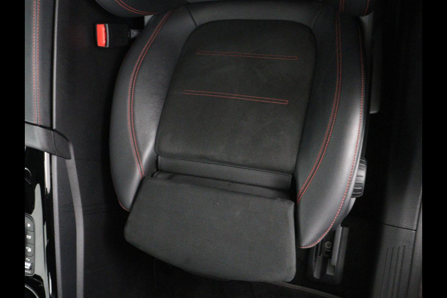 Mercedes-Benz A-Klasse 180 Business Solution AMG | Panoramadak | Carplay | Cruise control | Climate control | DAB+ | Navigatie | Bluetooth | Stoelverwarming | Park assist