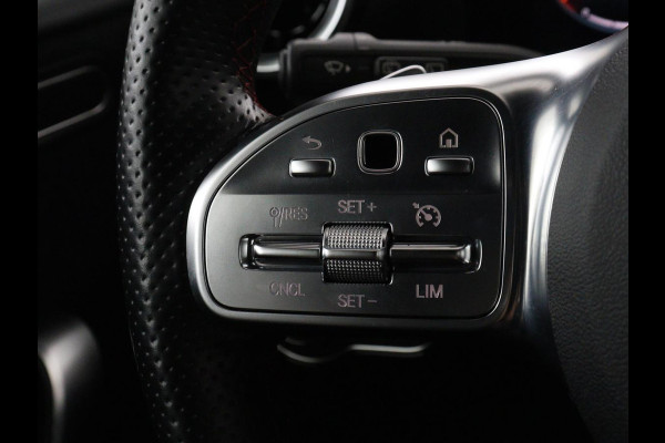 Mercedes-Benz A-Klasse 180 Business Solution AMG | Panoramadak | Carplay | Cruise control | Climate control | DAB+ | Navigatie | Bluetooth | Stoelverwarming | Park assist