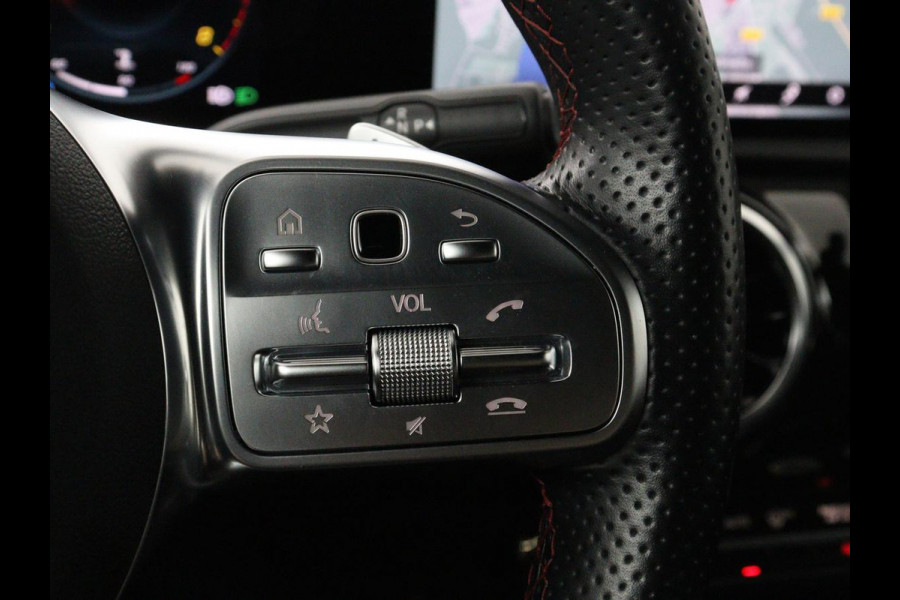 Mercedes-Benz A-Klasse 180 Business Solution AMG | Panoramadak | Carplay | Cruise control | Climate control | DAB+ | Navigatie | Bluetooth | Stoelverwarming | Park assist