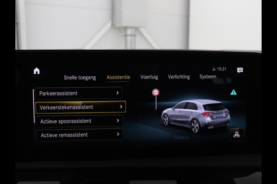 Mercedes-Benz A-Klasse 180 Business Solution AMG | Panoramadak | Carplay | Cruise control | Climate control | DAB+ | Navigatie | Bluetooth | Stoelverwarming | Park assist