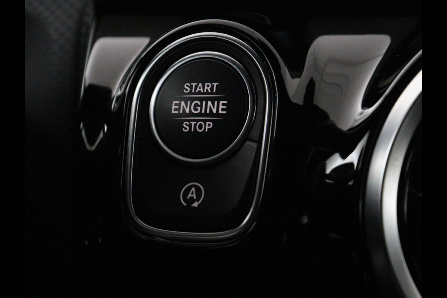 Mercedes-Benz A-Klasse 180 Business Solution AMG | Panoramadak | Carplay | Cruise control | Climate control | DAB+ | Navigatie | Bluetooth | Stoelverwarming | Park assist