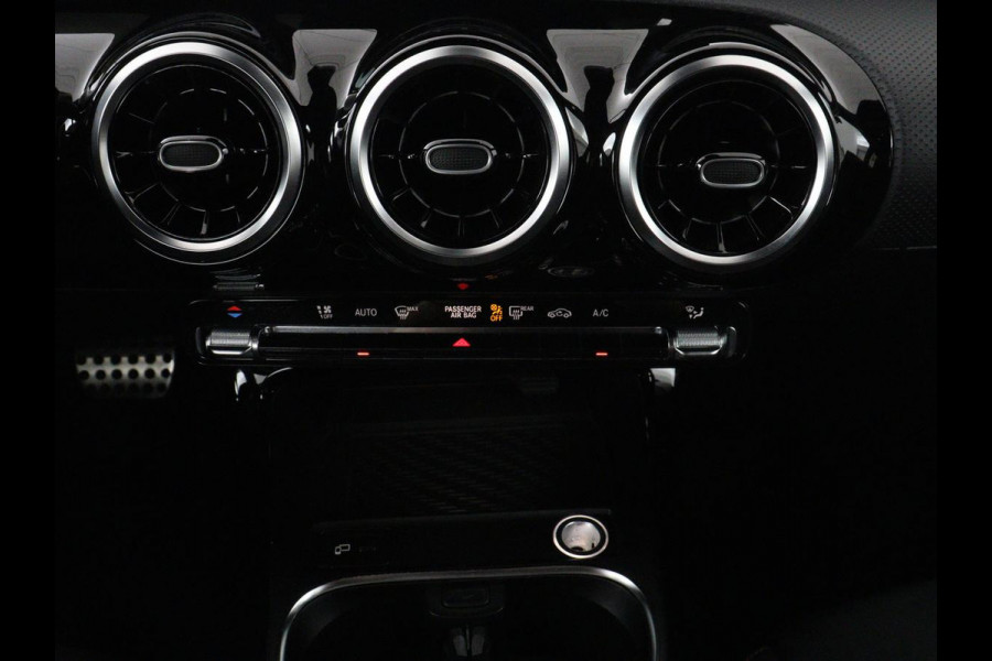 Mercedes-Benz A-Klasse 180 Business Solution AMG | Panoramadak | Carplay | Cruise control | Climate control | DAB+ | Navigatie | Bluetooth | Stoelverwarming | Park assist