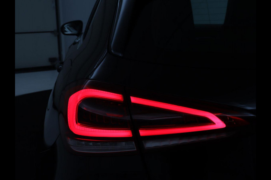 Mercedes-Benz A-Klasse 180 Business Solution AMG | Panoramadak | Carplay | Cruise control | Climate control | DAB+ | Navigatie | Bluetooth | Stoelverwarming | Park assist