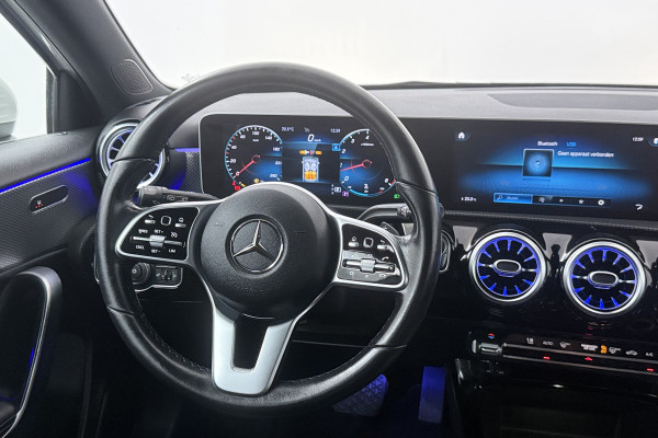 Mercedes-Benz A-Klasse 220 Advantage (SFEERVERLICHTING, NAVIGATIE, CAMERA, STOELVERWARMING, LEDER)