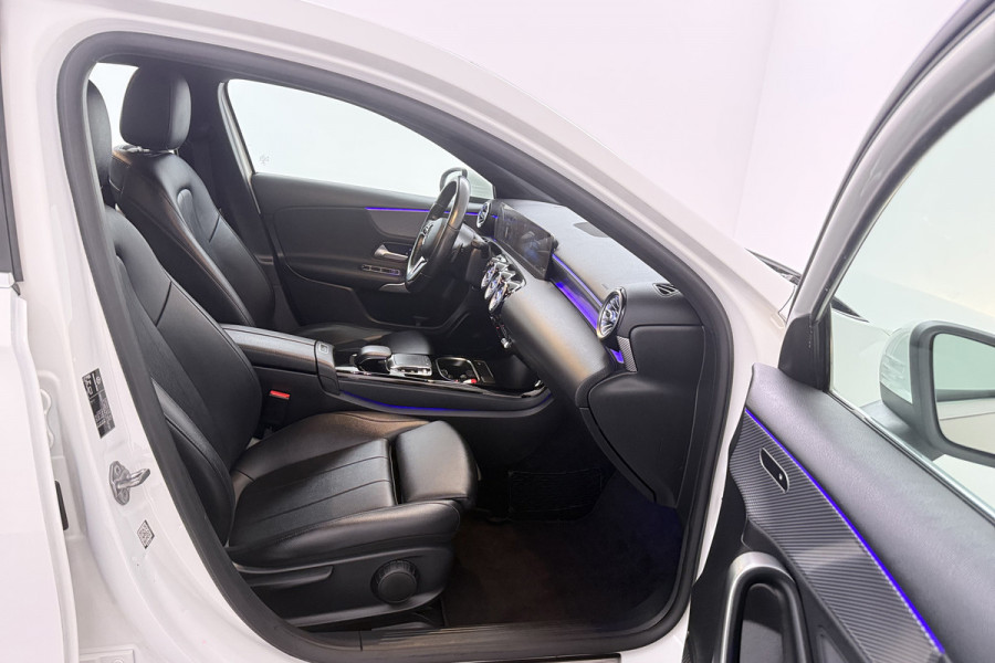 Mercedes-Benz A-Klasse 220 Advantage (SFEERVERLICHTING, NAVIGATIE, CAMERA, STOELVERWARMING, LEDER)