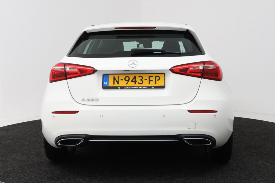 Mercedes-Benz A-Klasse 220 Advantage (SFEERVERLICHTING, NAVIGATIE, CAMERA, STOELVERWARMING, LEDER)