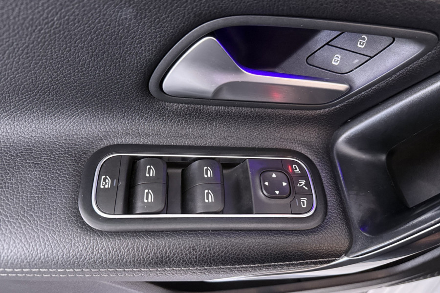 Mercedes-Benz A-Klasse 220 Advantage (SFEERVERLICHTING, NAVIGATIE, CAMERA, STOELVERWARMING, LEDER)