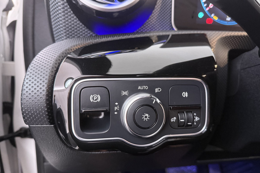 Mercedes-Benz A-Klasse 220 Advantage (SFEERVERLICHTING, NAVIGATIE, CAMERA, STOELVERWARMING, LEDER)