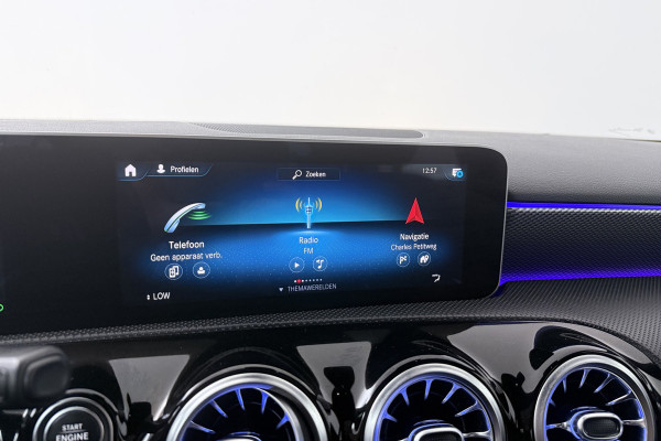 Mercedes-Benz A-Klasse 220 Advantage (SFEERVERLICHTING, NAVIGATIE, CAMERA, STOELVERWARMING, LEDER)