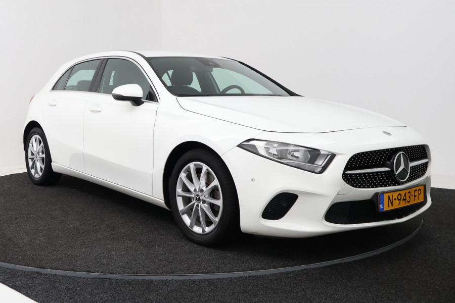 Mercedes-Benz A-Klasse 220 Advantage (SFEERVERLICHTING, NAVIGATIE, CAMERA, STOELVERWARMING, LEDER)