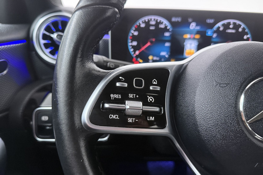 Mercedes-Benz A-Klasse 220 Advantage (SFEERVERLICHTING, NAVIGATIE, CAMERA, STOELVERWARMING, LEDER)
