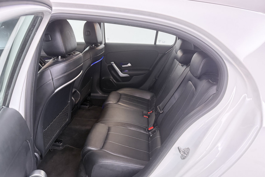 Mercedes-Benz A-Klasse 220 Advantage (SFEERVERLICHTING, NAVIGATIE, CAMERA, STOELVERWARMING, LEDER)