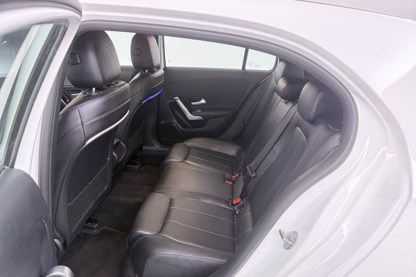 Mercedes-Benz A-Klasse 220 Advantage (SFEERVERLICHTING, NAVIGATIE, CAMERA, STOELVERWARMING, LEDER)