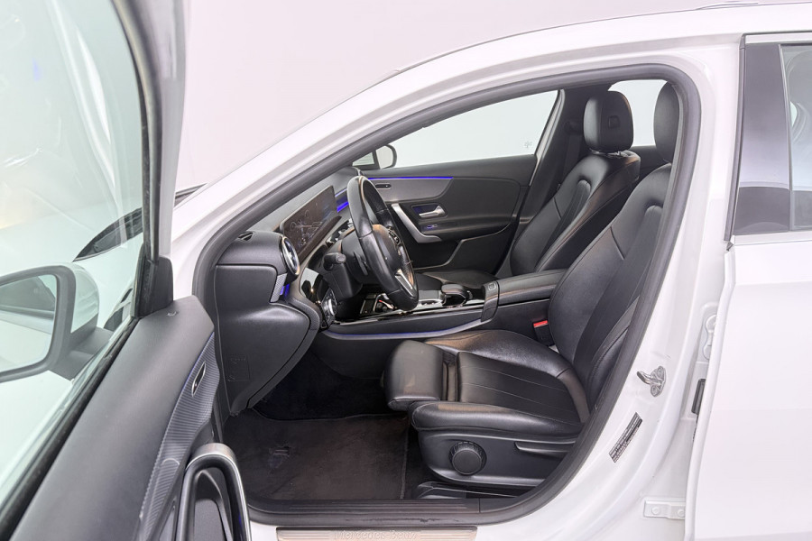Mercedes-Benz A-Klasse 220 Advantage (SFEERVERLICHTING, NAVIGATIE, CAMERA, STOELVERWARMING, LEDER)