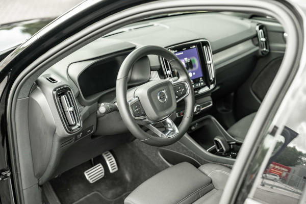 Volvo XC40 | 70 KWH | ALL BLACK | 19' zwart | AppleCarPlay | 1500kg trekgewicht Recharge Plus