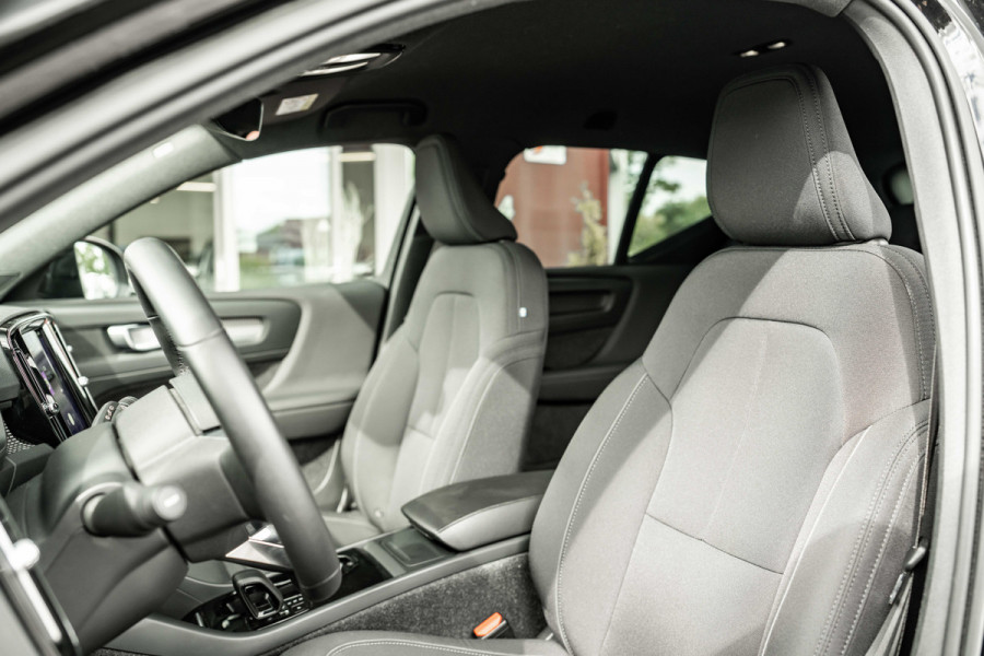 Volvo XC40 | 70 KWH | ALL BLACK | 19' zwart | AppleCarPlay | 1500kg trekgewicht Recharge Plus