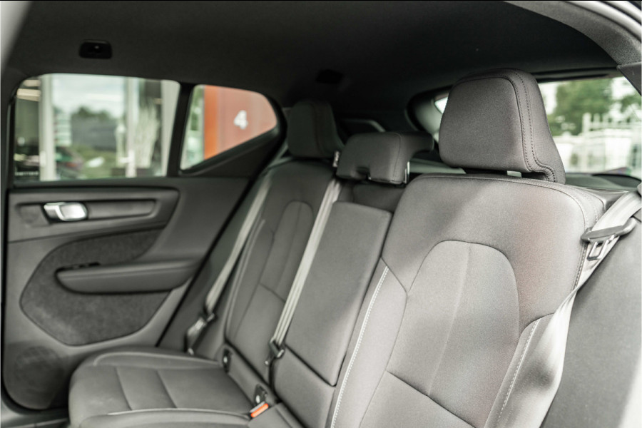 Volvo XC40 | 70 KWH | ALL BLACK | 19' zwart | AppleCarPlay | 1500kg trekgewicht Recharge Plus
