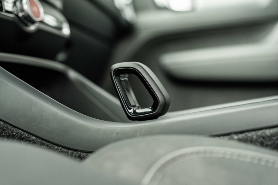 Volvo XC40 | 70 KWH | ALL BLACK | 19' zwart | AppleCarPlay | 1500kg trekgewicht Recharge Plus