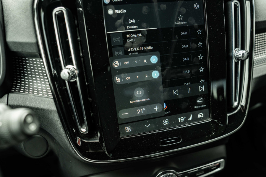Volvo XC40 | 70 KWH | ALL BLACK | 19' zwart | AppleCarPlay | 1500kg trekgewicht Recharge Plus