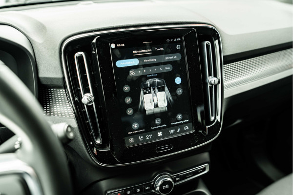 Volvo XC40 | 70 KWH | ALL BLACK | 19' zwart | AppleCarPlay | 1500kg trekgewicht Recharge Plus