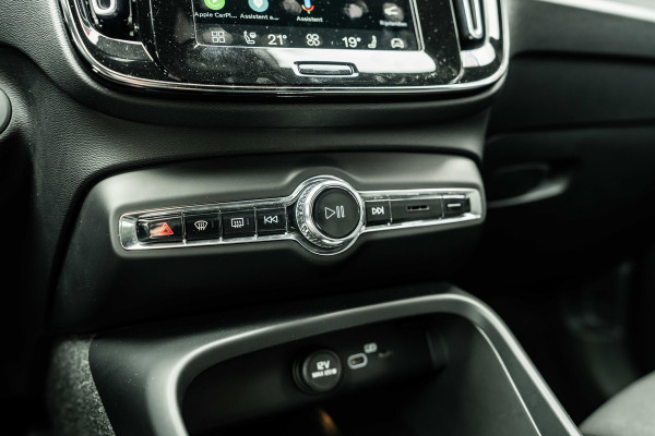 Volvo XC40 | 70 KWH | ALL BLACK | 19' zwart | AppleCarPlay | 1500kg trekgewicht Recharge Plus