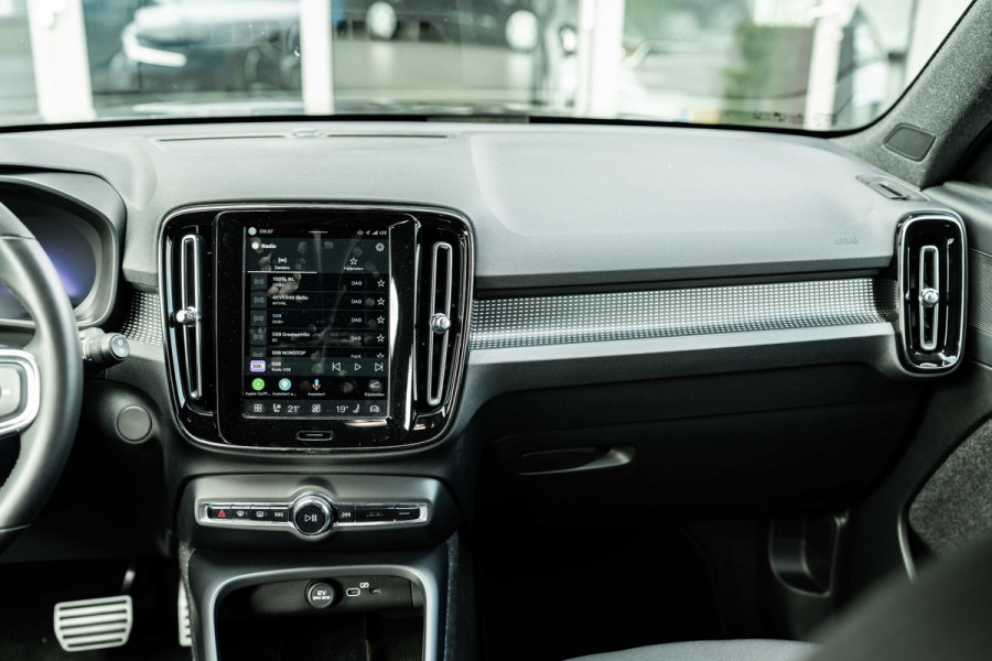 Volvo XC40 | 70 KWH | ALL BLACK | 19' zwart | AppleCarPlay | 1500kg trekgewicht Recharge Plus