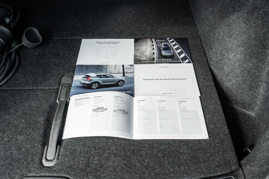 Volvo XC40 | 70 KWH | ALL BLACK | 19' zwart | AppleCarPlay | 1500kg trekgewicht Recharge Plus