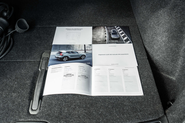 Volvo XC40 | 70 KWH | ALL BLACK | 19' zwart | AppleCarPlay | 1500kg trekgewicht Recharge Plus